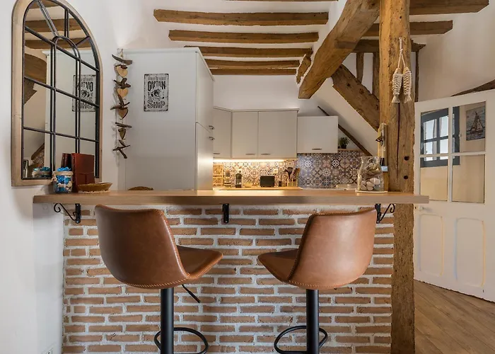 La Goélette / Entre Port Et / Centre *